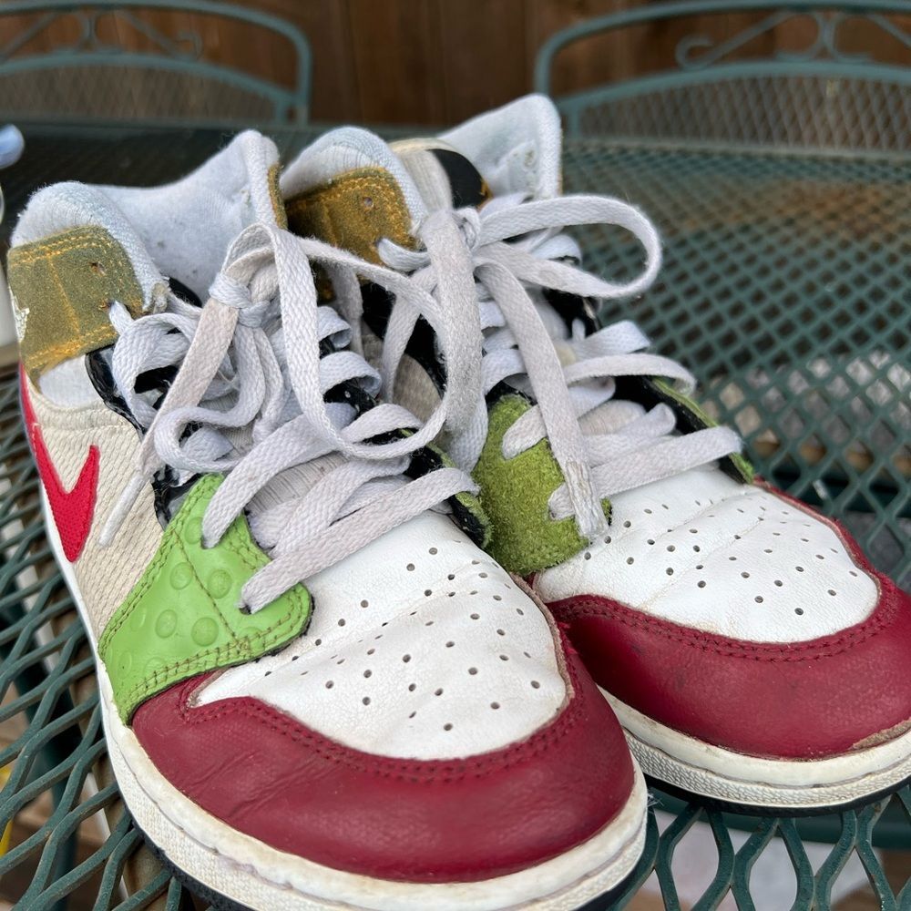 Nike Boys Kids Sneakers in Red, Green, and Gold 5Y - Picture 3 of 14